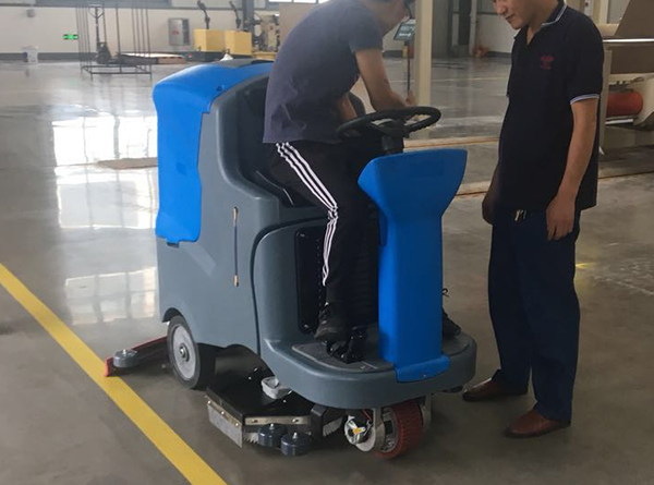 驾驶式洗地机在台玻成都公司