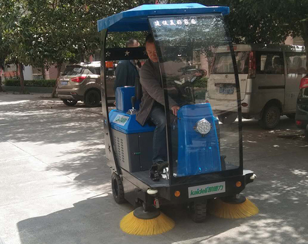 驾驶式扫地机清洁生产园区 驾驶式扫地机清洁生产园区